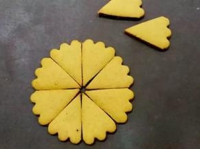 烤好的姜饼出炉晾凉；