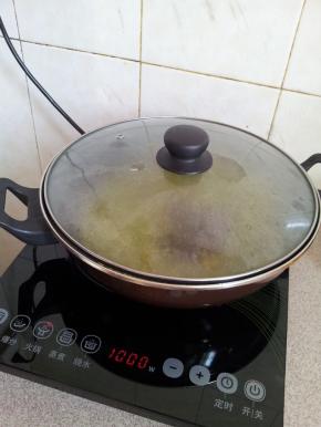 放电磁炉上大火煮开，泡两小时再揭盖