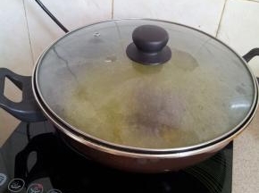 放电磁炉上大火煮开，泡两小时再揭盖