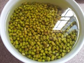 绿豆提前放冰箱极冻4小时后洗净