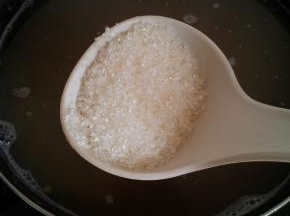 凉透一些了加入白糖即可