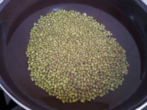 清水泡一会儿加入锅里，加些适量的清水