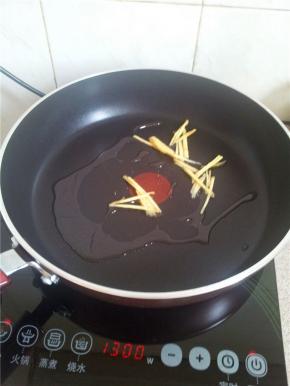 坐锅烧热下油爆香姜丝。