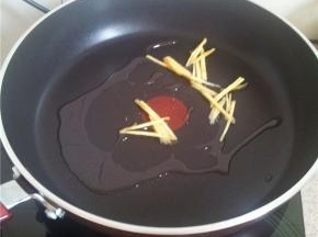 坐锅烧热下油爆香姜丝。