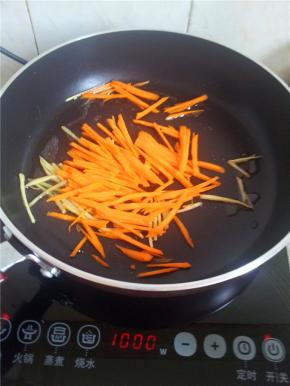 放胡萝卜下去中火翻炒至软。大概翻炒3分钟。