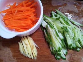 黄瓜切丝。胡萝卜切丝。姜切丝。