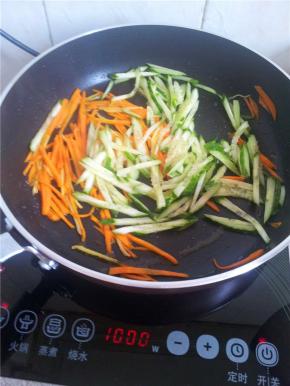 放黄瓜丝翻炒30秒即可出锅。