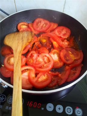 炒2分钟加盐和生抽。