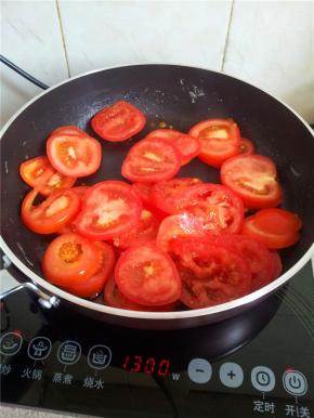 坐锅下油炒番茄。