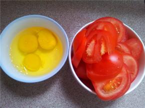 鸡蛋三个。番茄洗净切薄片。