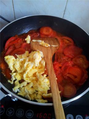 倒入鸡蛋翻炒均匀即可。