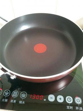 坐锅烧热。然后改小火。
