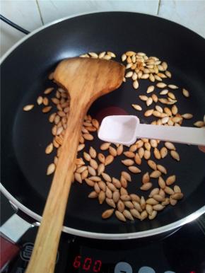 炒的南瓜籽有点出油的时候放点盐。再炒1分钟即可。