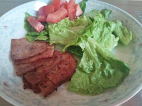 培根肉煎熟，生菜和西红柿切小块