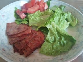 培根肉煎熟，生菜和西红柿切小块