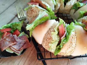 生菜包入培根和西红柿，夹面包中间