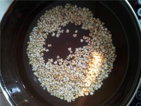 洗净放汤锅里。加适量的清水。