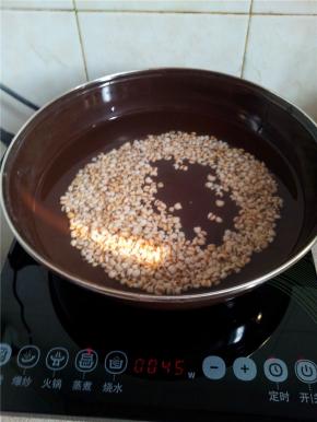 在电磁炉上大火煮开。