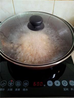 水开后转小火煮40分钟。