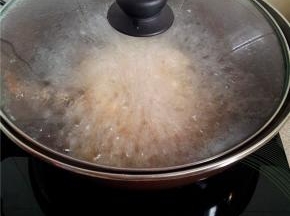 水开后转小火煮40分钟。