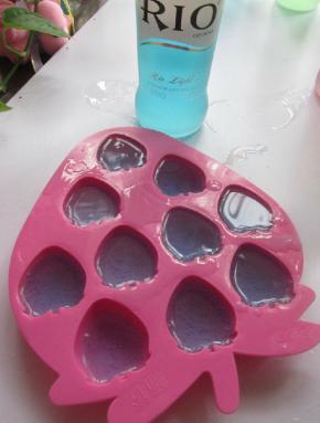 把蓝玫瑰鸡尾酒倒入冰盒。