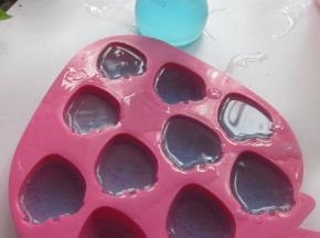 把蓝玫瑰鸡尾酒倒入冰盒。