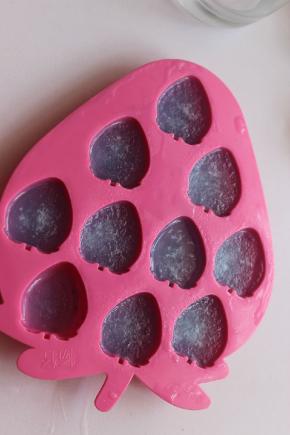 放入冰箱冷冻成块。