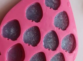 放入冰箱冷冻成块。