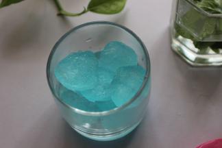 把冰加入杯子中。