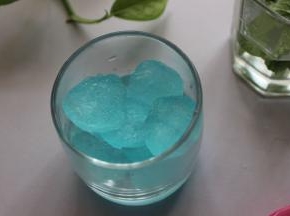 把冰加入杯子中。