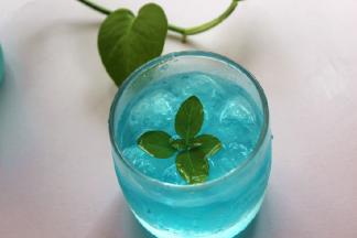 倒入RIO鸡尾酒，加入薄荷叶。