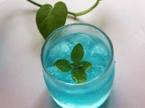 倒入RIO鸡尾酒，加入薄荷叶。