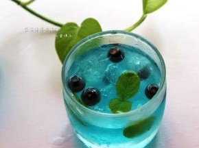 再加入冰冻蓝莓，蓝莓薄荷鸡尾酒冰冰凉完成。
