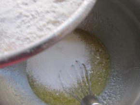 筛入混合粉类。