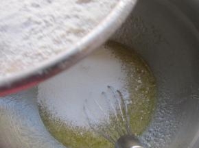 筛入混合粉类。