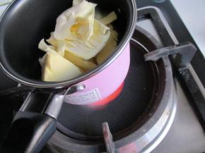 小火把黄油熬成浅棕色。