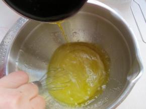 把蛋清和白糖打发，倒入熬成黄色的黄油搅拌均匀。