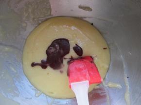 把红曲粉用几滴水稀释，倒入面糊中。