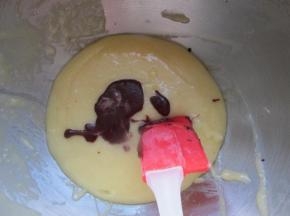 把红曲粉用几滴水稀释，倒入面糊中。