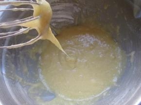 搅拌成可滴落的糊状。