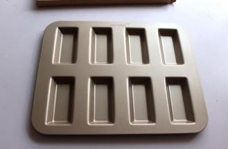 费南雪烤盘洗净擦干。