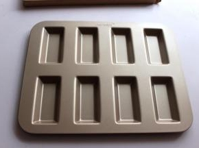 费南雪烤盘洗净擦干。