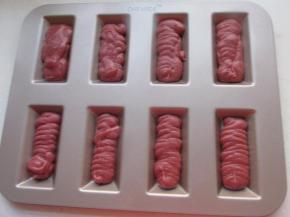 把面糊挤入烤盘。