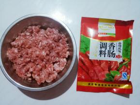准备猪肉糜和腌肉料。
第一次做烤肠，听了客服的话，为避免失败，买了现成腌肉的调味料。以后会自己配料，做各种口味的。