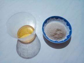 调味料按比例说明称重，料酒备好。