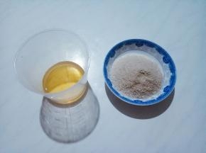 调味料按比例说明称重，料酒备好。