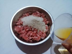 调味料放入肉糜中，加料酒拌匀。