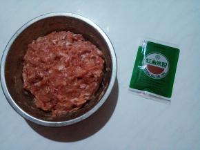 准备红曲粉。
红曲粉用清水稀释，逐步加入肉糜中拌匀。
红曲粉本身有一定的营养成分，添加到食品里可以增加食品的营养，红曲粉是国家允许使用的食品添加剂。
没有红曲粉，还可以直接用泡红曲米的水。