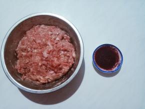 红曲粉取适量用清水稀释，逐步加入肉糜中拌匀。
