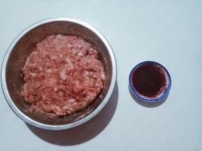 红曲粉取适量用清水稀释，逐步加入肉糜中拌匀。
